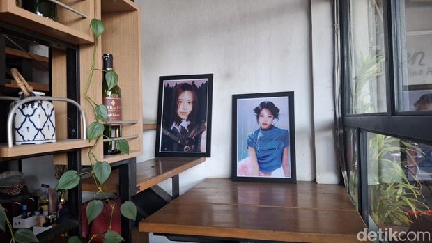 Foto-foto Carmen setelah debut kini menghiasi restoran yang dikelola orang tuanya di Canggu, Badung, Bali, Sabtu (8/3/2025). (Fabiola Dianira)