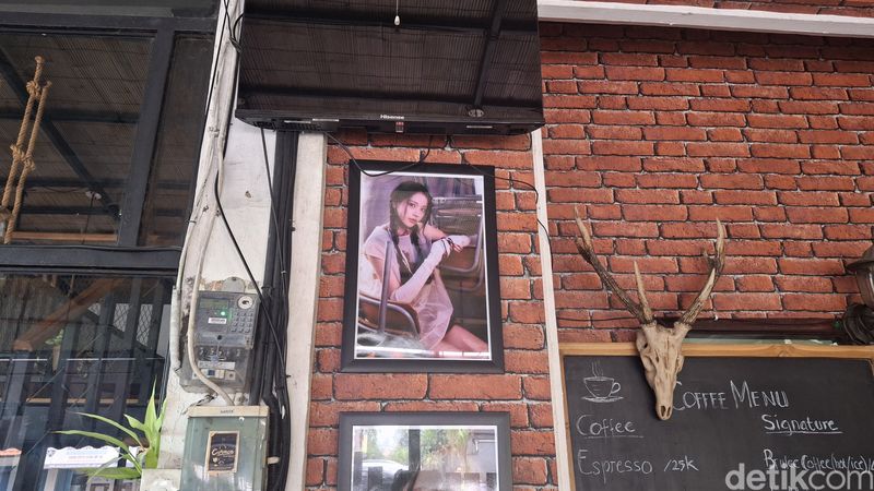 Foto-foto Carmen setelah debut kini menghiasi restoran yang dikelola orang tuanya di Canggu, Badung, Bali, Sabtu (8/3/2025). (Fabiola Dianira)