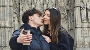 Ups, ada yang sedang dimabuk cinta terekam dalam kamera. Foto: Fitraya Ramadhanny/detikINET