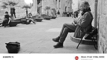 Foto hitam putih yang makin dramatis dari Xiaomi 15 memotret pemain saxophone di Gothic Quarter, Barcelona. Foto: Fitraya Ramadhanny/detikINET