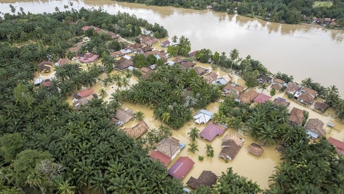 Foto udara kawasan permukiman Desa Kampung Baru Teriti yang terendam banjir di Sumay, Tebo, Jambi, Sabtu (8/3/2025). Data BPBD setempat, sebanyak enam kecamatan di daerah itu terdampak banjir akibat meluapnya Sungai Batanghari yang terjadi sejak Rabu (5/3). ANTARA FOTO/Wahdi Septiawan/rwa.