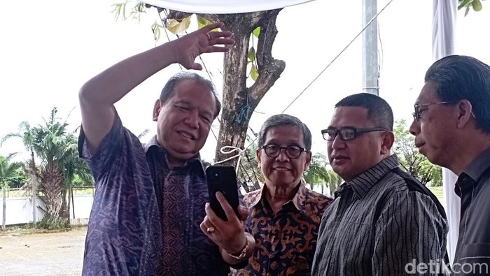 Founder CT Corp, Chairul Tanjung bersama Wali Kota Makassar Munafri Arifuddin (dua dari kanan) saat acara groundbreaking Masjid Agung Trans Studio Makassar.