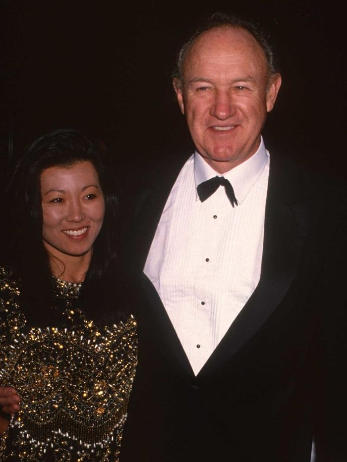 Gene Hackman dan Betsy Arakawa Pasangan Amerika, Betsy Arakawa dan Gene Hackman menghadiri Mission Hills Celebrity Sports Invitational, Rancho Mirage, California, November 30, 1991. (Photo by Ron Galella, Ltd./Ron Galella Collection via Getty Images)