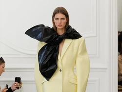 Sarah Burton Kembali ke Akar Givenchy Sembari Kenalkan Logo Baru