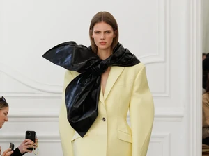 Sarah Burton Kembali ke Akar Givenchy Sembari Kenalkan Logo Baru