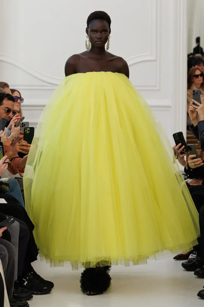 Koleksi Perdana Sarah Burton untuk Givenchy