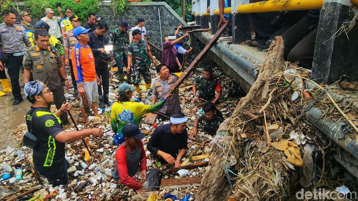 Gubernur Jabar Dedi Mulyadi turun bersihkan sampah di Sungai  Cipalabuhan