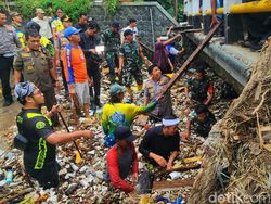 Diajak Dedi Mulyadi, Pejabat Sukabumi Berjibaku di Sungai Cipalabuhan