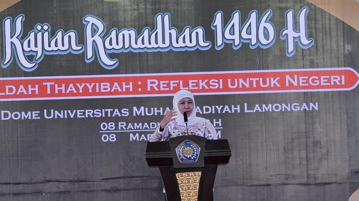 Gubernur Khofifah saat menyampaikan sambutan di Kajian Ramadan PW Muhammadiyah di Lamongan.