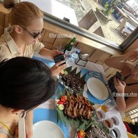 Di Bali, Hyoyeon dan teman-teman tidak lupa menikmati kuliner lokal. Di kolom komentar banyak orang menyebut ia semakin melokal. “Curiga tukeran nasib sama Carmen (Hearts2Hearts),” “Betah banget mba di Bali,” “Aku berkedip dan kamu sudah di Bali lagi,” tulis netizen. Foto: Instagram Hyoyeon SNSD
