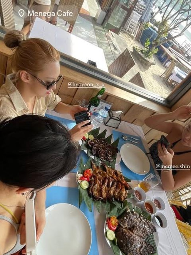 Di Bali, Hyoyeon dan teman-teman tidak lupa menikmati kuliner lokal. Di kolom komentar banyak orang menyebut ia semakin melokal. “Curiga tukeran nasib sama Carmen (Hearts2Hearts),” “Betah banget mba di Bali,” “Aku berkedip dan kamu sudah di Bali lagi,” tulis netizen. Foto: Instagram Hyoyeon SNSD
