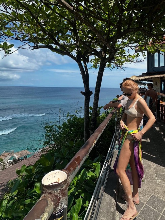 Sejak tiga hari lalu, Hyeyeon mengunggah berbagai momennya berjalan-jalan Bali. ‘Main dancer’ yang juga beralih jadi DJ itu pun terlihat banyak menghabiskan waktu di pantai. Foto: Instagram Hyoyeon SNSD