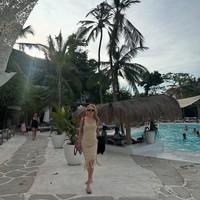 Adapun berbagai penampilannya mengenakan dress yang cocok digunakan di iklim tropis. Kali ini, ia memilih dress dengan aksen rumbai dipadukan kacamata hitam dan sandal yang kasual tapi tetap berkesan. Foto: Instagram Hyoyeon SNSD