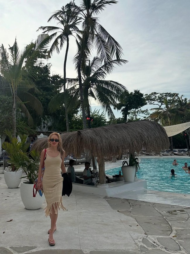 Adapun berbagai penampilannya mengenakan dress yang cocok digunakan di iklim tropis. Kali ini, ia memilih dress dengan aksen rumbai dipadukan kacamata hitam dan sandal yang kasual tapi tetap berkesan. Foto: Instagram Hyoyeon SNSD