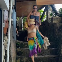 Gayanya pun bisa jadi inspirasi kamu saat liburan ke pantai. Dalam foto berikut, Hyo terlihat memadukan bikini warna nude dengan kain Bali motif tie dye berwarna-warni. Foto: Instagram Hyoyeon SNSD