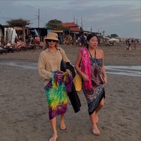 Pelantun ‘Deep’ tersebut tampak mengandalkan kain Bali di berbagai kesempatan.  Foto: Instagram Hyoyeon SNSD