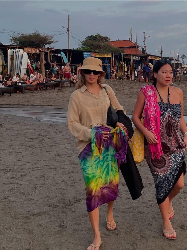 Pelantun ‘Deep’ tersebut tampak mengandalkan kain Bali di berbagai kesempatan.  Foto: Instagram Hyoyeon SNSD