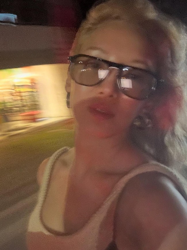 Hyoyeon juga menampilkan pose dirinya saat naik motor. Tampaknya wanita 35 tahun tersebut semakin nyaman dengan ojek. Foto: Instagram Hyoyeon SNSD