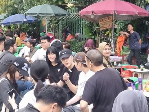 Jackson Wang makan gultik di Blok M