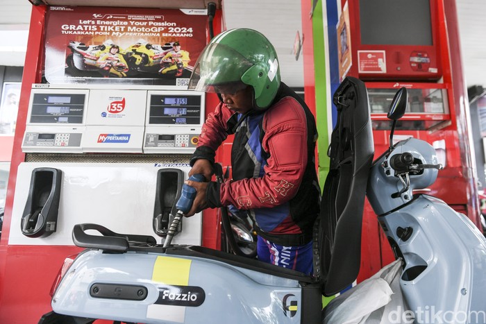 Warga mengisi bahan bakar minyak (BBM) jenis Pertamax ke sepeda motor di SPBU Pertamina, Jakarta, Jumat (7/3/2025). Jaksa Agung ST Burhanuddin menyatakan bahwa kondisi BBM jenis Pertamax yang beredar saat ini sudah sesuai standar Pertamina dan tidak ada kaitannya dengan objek penyidikan pada kasus dugaan korupsi tata kelola minyak mentah. ANTARA FOTO/Hafidz Mubarak A/tom.