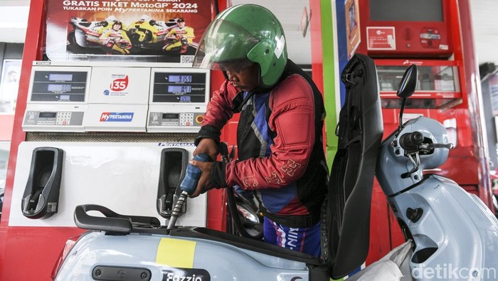 Jaksa Agung Nyatakan Pertamax Sesuai Standar Warga mengisi bahan bakar minyak (BBM) jenis Pertamax ke sepeda motor di SPBU Pertamina, Jakarta, Jumat (7/3/2025). Jaksa Agung ST Burhanuddin menyatakan bahwa kondisi BBM jenis Pertamax yang beredar saat ini sudah sesuai standar Pertamina dan tidak ada kaitannya dengan objek penyidikan pada kasus dugaan korupsi tata kelola minyak mentah. ANTARA FOTO/Hafidz Mubarak A/tom.