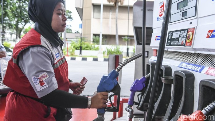 Jaksa Agung Nyatakan Pertamax Sesuai Standar Warga mengisi bahan bakar minyak (BBM) jenis Pertamax ke sepeda motor di SPBU Pertamina, Jakarta, Jumat (7/3/2025). Jaksa Agung ST Burhanuddin menyatakan bahwa kondisi BBM jenis Pertamax yang beredar saat ini sudah sesuai standar Pertamina dan tidak ada kaitannya dengan objek penyidikan pada kasus dugaan korupsi tata kelola minyak mentah. ANTARA FOTO/Hafidz Mubarak A/tom.