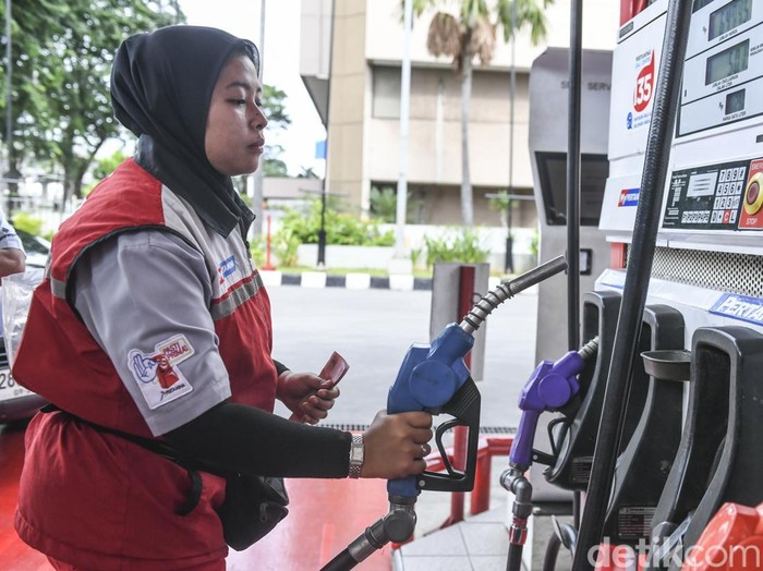 Warga mengisi bahan bakar minyak (BBM) jenis Pertamax ke sepeda motor di SPBU Pertamina, Jakarta, Jumat (7/3/2025). Jaksa Agung ST Burhanuddin menyatakan bahwa kondisi BBM jenis Pertamax yang beredar saat ini sudah sesuai standar Pertamina dan tidak ada kaitannya dengan objek penyidikan pada kasus dugaan korupsi tata kelola minyak mentah. ANTARA FOTO/Hafidz Mubarak A/tom.