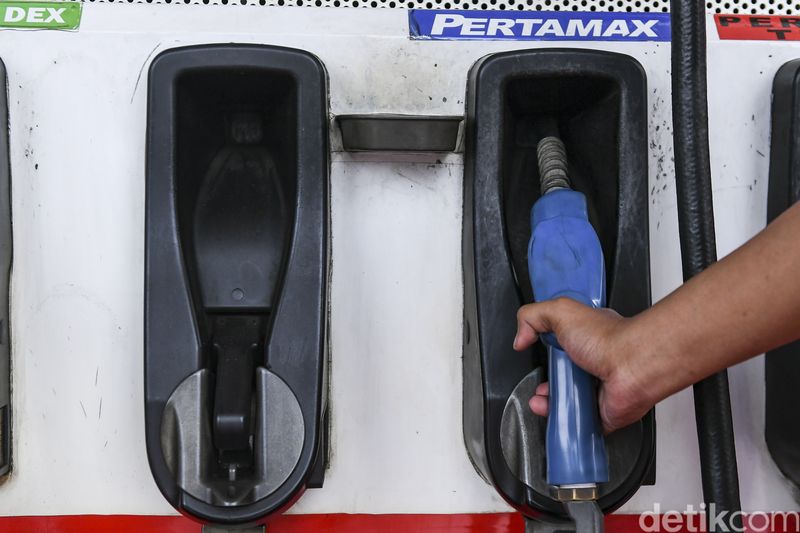 Warga mengisi bahan bakar minyak (BBM) jenis Pertamax ke sepeda motor di SPBU Pertamina, Jakarta, Jumat (7/3/2025). Jaksa Agung ST Burhanuddin menyatakan bahwa kondisi BBM jenis Pertamax yang beredar saat ini sudah sesuai standar Pertamina dan tidak ada kaitannya dengan objek penyidikan pada kasus dugaan korupsi tata kelola minyak mentah. ANTARA FOTO/Hafidz Mubarak A/tom.