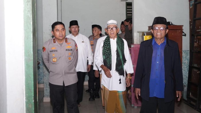 Kapolda Metro Jaya Irjen Karyoto menyalurkan bantuan ke panti asuhan di Pasar Jumat, Kebayoran Lama, Jakarta Selatan
