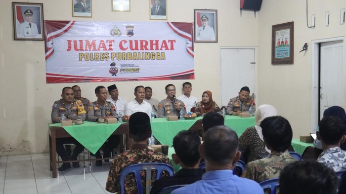 Kapolres Purbalingga, AKBP Achmad Akbar saat menggelar acara Jumat Curhat di Kelurahan Wirasana, Kabupaten Purbalingga, Jumat (7/3/2025) malam.