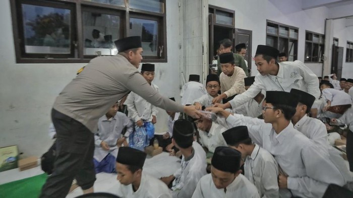 Kebersamaan Kapolres Blitar dengan santri Al Falah Kecamatan Talun