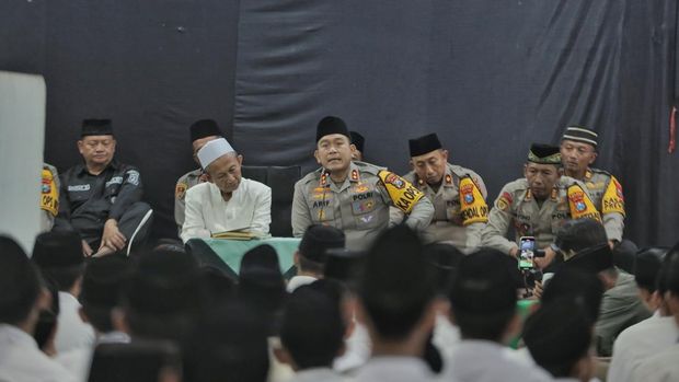 Kebersamaan Kapolres Blitar dengan santri Al Falah Kecamatan Talun