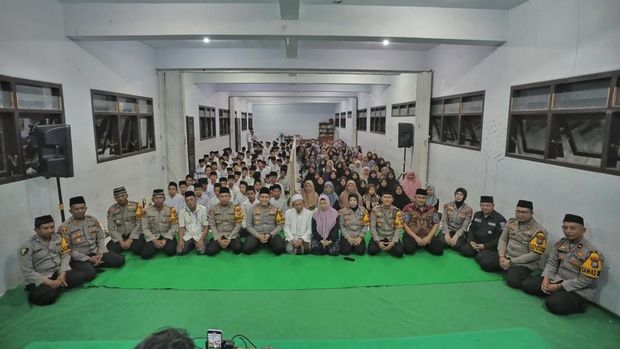 Kebersamaan Kapolres Blitar dengan santri Al Falah Kecamatan Talun