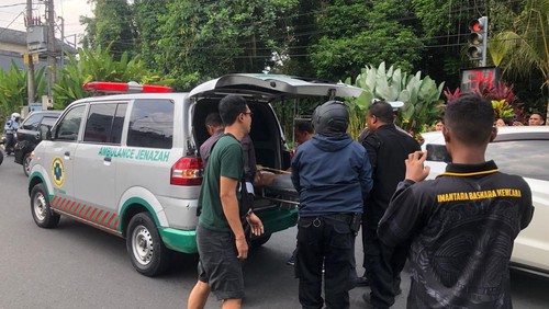 Korban lakalantas di Tabanan dievakuasi ambulans, Sabtu (8/3/2025).