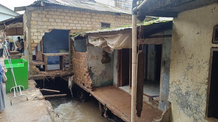 Sejumlah warga di Kampung Pensiunan, Cisarua, Bogor, Jawa Barat, telah kembali ke rumahnya usai diterjang banjir beberapa hari yang lalu, Sabtu (8/3/2025). Sebagian lainnya masih mengungsi di rumah saudara atau kerabat.