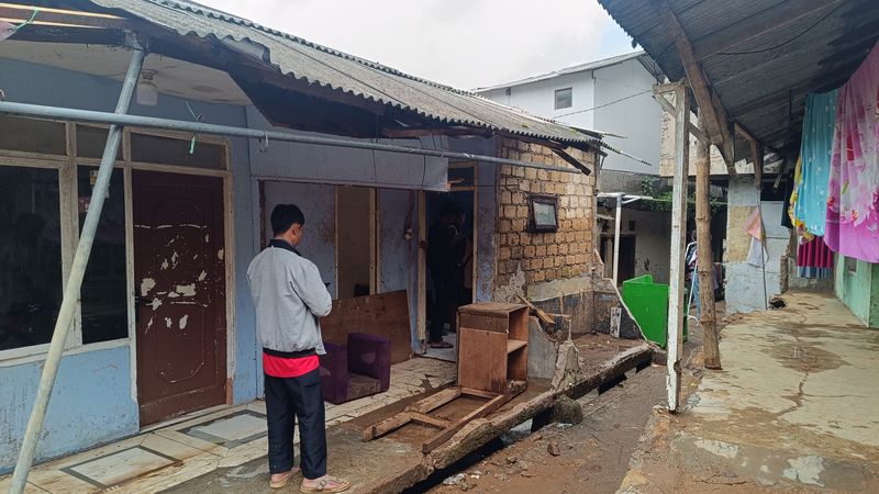 Sejumlah warga di Kampung Pensiunan, Cisarua, Bogor, Jawa Barat, telah kembali ke rumahnya usai diterjang banjir beberapa hari yang lalu, Sabtu (8/3/2025). Sebagian lainnya masih mengungsi di rumah saudara atau kerabat.