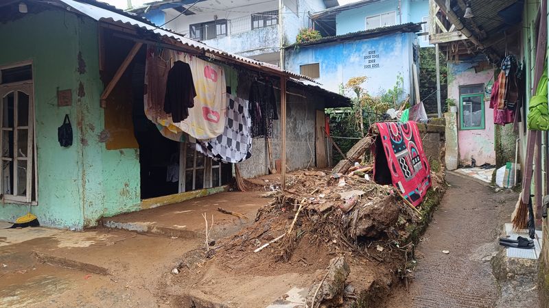 Sejumlah warga di Kampung Pensiunan, Cisarua, Bogor, Jawa Barat, telah kembali ke rumahnya usai diterjang banjir beberapa hari yang lalu, Sabtu (8/3/2025). Sebagian lainnya masih mengungsi di rumah saudara atau kerabat.