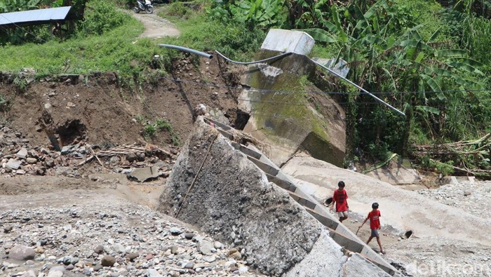 Kondisi Kecamatan Gondang, Bojonegoro usai diterjang banjir bandang.