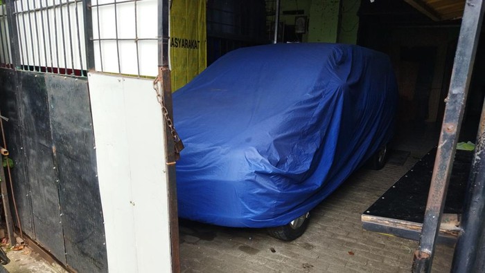 Rumah ketua RT di Pekayon, Pasar Rebo, Jakarta Timur (Jaktim), menjadi sasaran amukan gerombolan pebalap liar. Rumah ini ditimpuki batu hingga pagar roboh setelah pebalap liar tak terima disuruh bubar karena dianggap berisik.