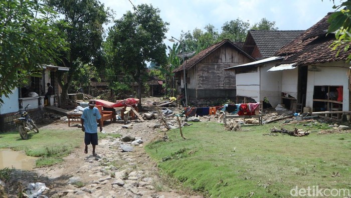 Kondisi rumah warga di Kecamatan Gondang, Bojonegoro usai diterjang banjir bandang.
