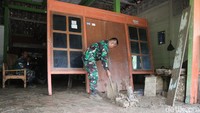 Warga desa Gondang dibantu BPBD, TNI Polri, Brimob hingga Tagana bersihkan kampung dari sisa lumpur. (Foto: Ainur Rofiq/detikJatim)