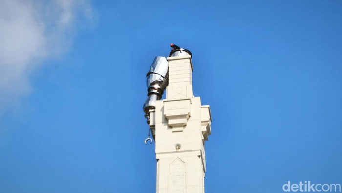 Kondisi salah satu menara di Masjid Agung Baiturrahmah, Sukoharjo, yang rusak, Jumat (7/3/2025).