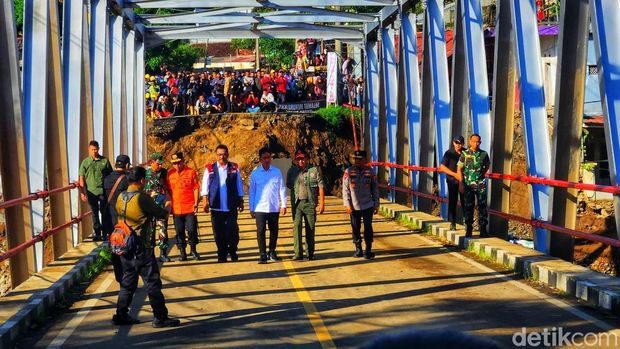 Kunjungan Wapres Gibran ke Jembatan Cidadap di Kampung Bojongkopo, Kecamatan Simpenan, Kabupaten Sukabumi, yang amblas akibat banjir bandang.