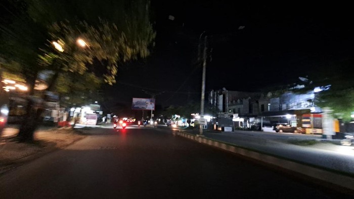 Lampu jalan padam di Banda Aceh. (Agus Setyadi/detikSumut)
