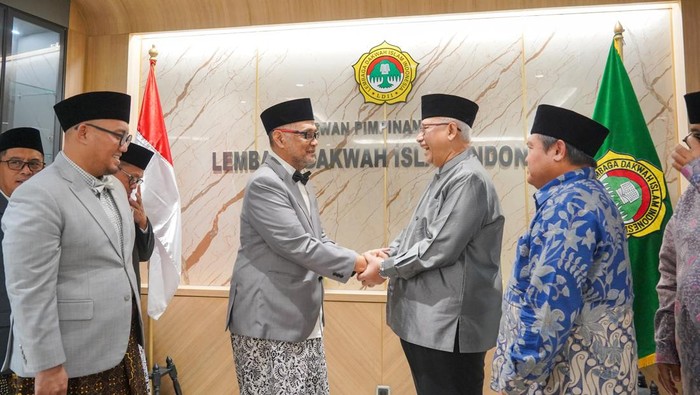 LDII Dukung Perbaikan Tata Kelola Haji Jakarta (7/3). Ketua Umum DPP LDII KH Chriswanto Santoso menerima kunjungan Badan Penyelenggara (BP) Haji RI di Kantor DPP LDII, Jakarta, pada Jumat (7/3). Rombongan dipimpin oleh Kepala BP Haji Mochamad Irfan Yusuf (Gus Irfan), yang didampingi Wakil Kepala BP Haji Dahnil Anzar Simanjuntak dan jajaran.