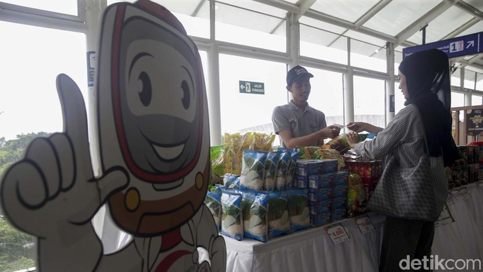 LRT Jakarta Hadirkan Pasar Ramadan di Stasiun Seorang penumpang LRT tengah membeli daging di stand Pasar Ramadan LRT Stasiun LRT Boulevard Utara Summarecon Mall, Jakarta, Sabtu (8/3/2025).