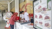 Sementara itu, di Stasiun Boulevard Utara Summarecon Mall, Dharma Jaya akan menghadirkan produk unggulannya, seperti daging sapi dan ayam beku, pada 8 dan 10 Maret 2025. 