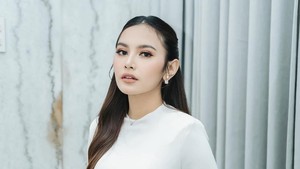 Mahalini tampil dalam balutan busana serba putih.