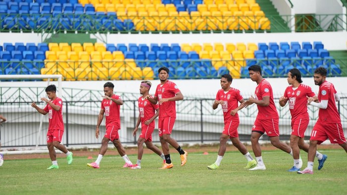 Pemain Malut United saat menjalani official training.
