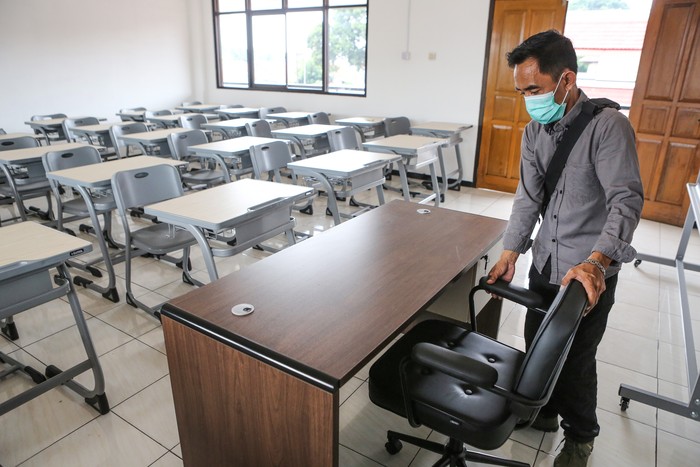 Petugas menata papan tulis ruangan kelas Sekolah Rakyat untuk jenjang SMA di Sentra Terpadu Pangudi Luhur (STPL), Bekasi, Jawa Barat, Sabtu (8/3/2025). Menteri Sosial Saifullah Yusuf mengatakan sekitar 40 Sekolah Rakyat di berbagai daerah rencananya akan memulai kegiatan pada tahun ajaran 2025/2026 dari jenjang SD, SMP, dan SMA yang diperuntukkan bagi anak-anak dari keluarga miskin dan miskin ekstrim sebagai upaya memberikan fasilitas pendidikan yang layak. ANTARA FOTO/Asprilla Dwi Adha/aww.